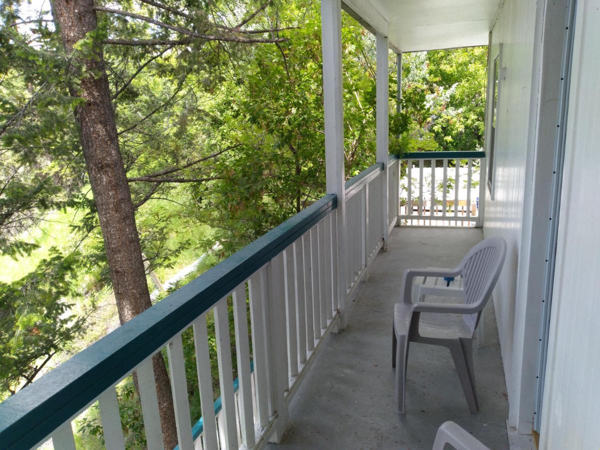Appletree Inn Radium Hot Springs Bagian luar foto