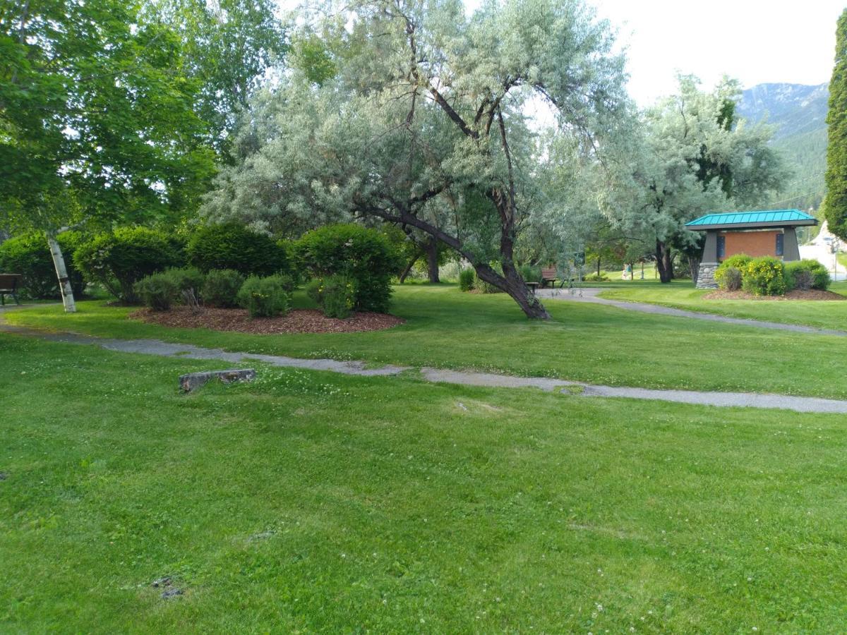 Appletree Inn Radium Hot Springs Bagian luar foto