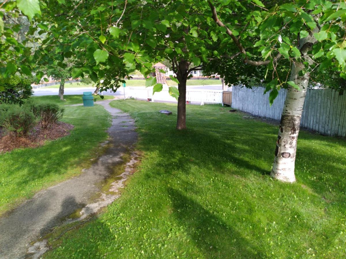 Appletree Inn Radium Hot Springs Bagian luar foto