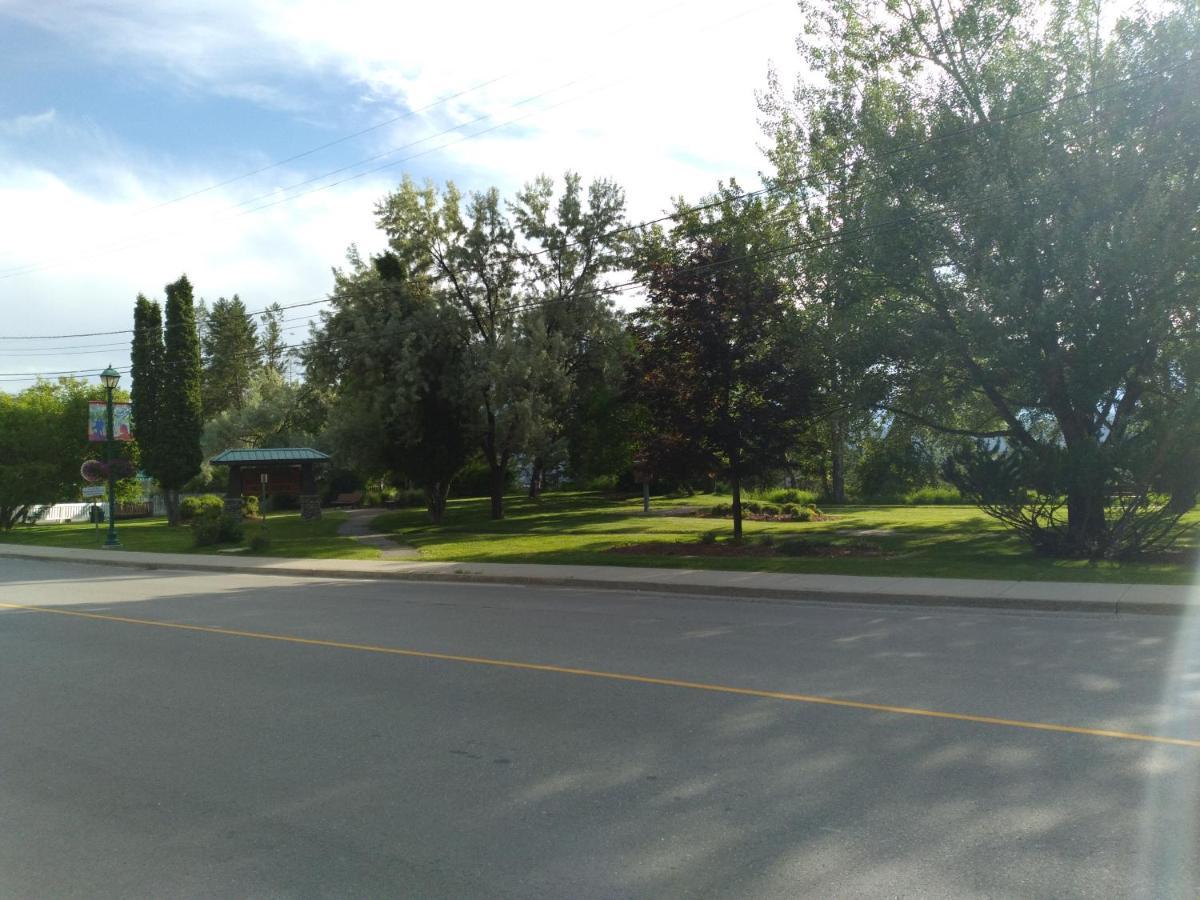 Appletree Inn Radium Hot Springs Bagian luar foto