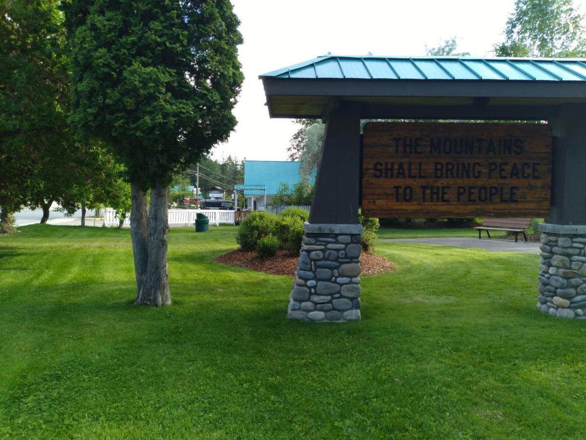 Appletree Inn Radium Hot Springs Bagian luar foto