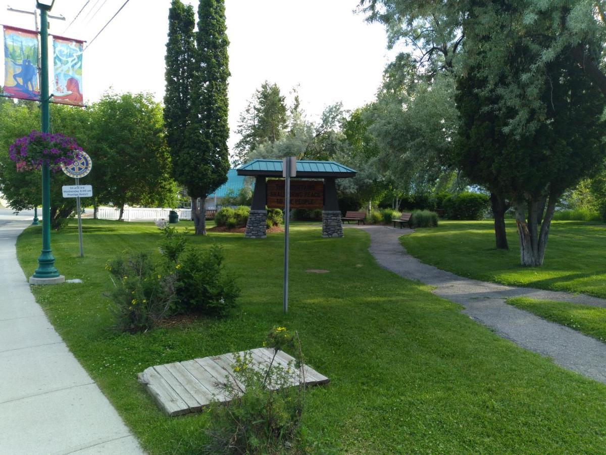 Appletree Inn Radium Hot Springs Bagian luar foto