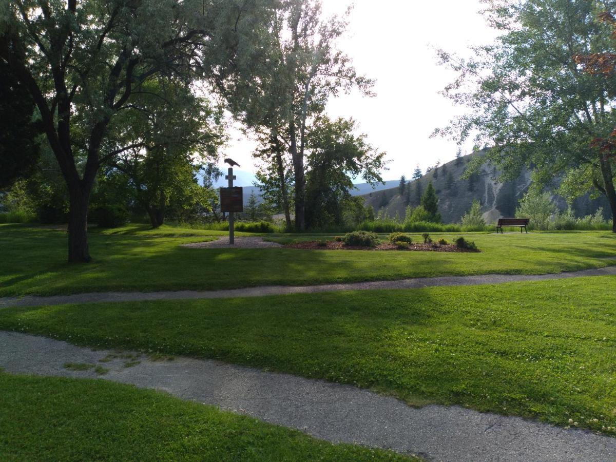 Appletree Inn Radium Hot Springs Bagian luar foto