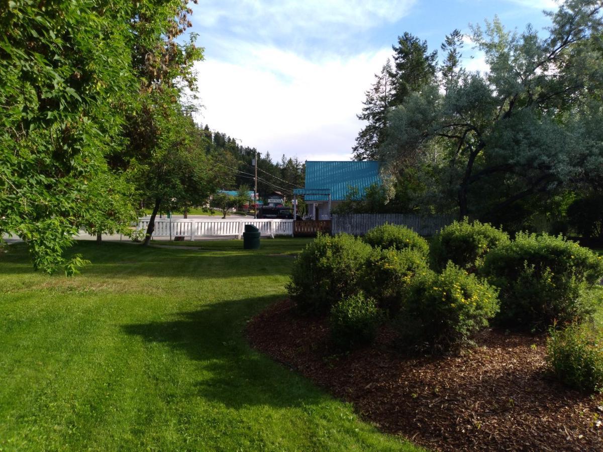 Appletree Inn Radium Hot Springs Bagian luar foto