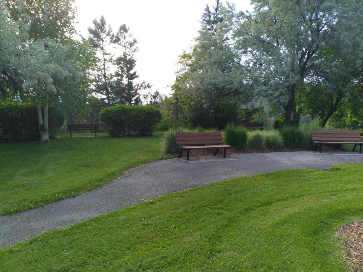 Appletree Inn Radium Hot Springs Bagian luar foto