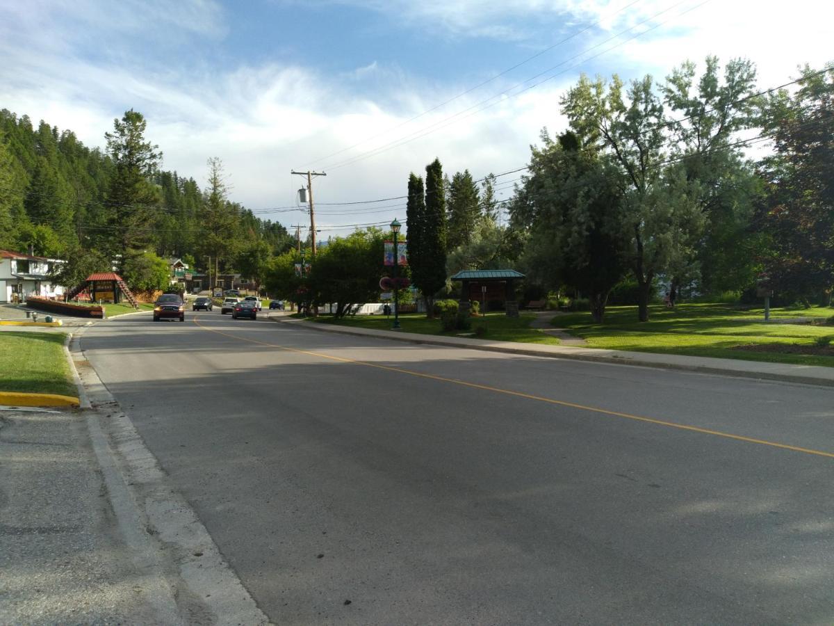 Appletree Inn Radium Hot Springs Bagian luar foto