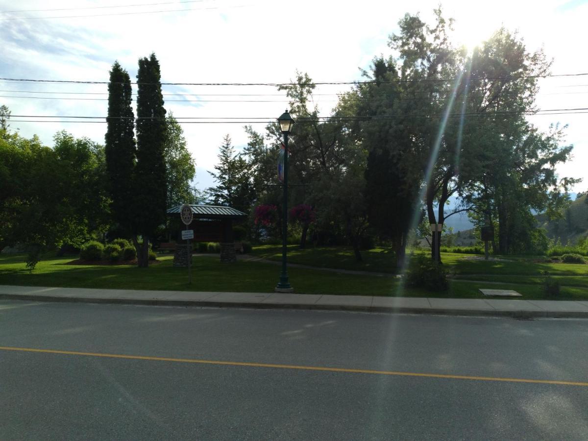 Appletree Inn Radium Hot Springs Bagian luar foto