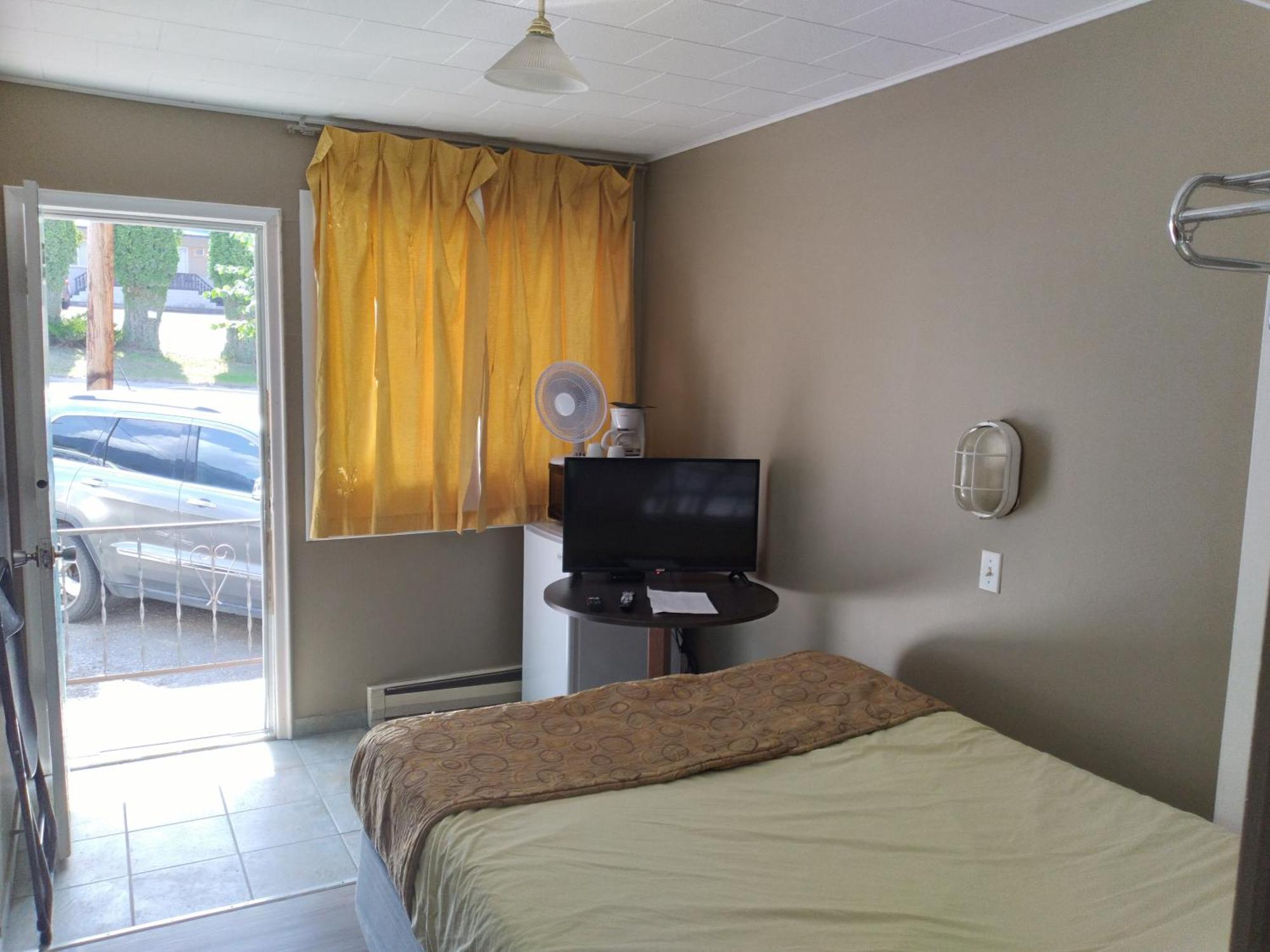Appletree Inn Radium Hot Springs Ruang foto