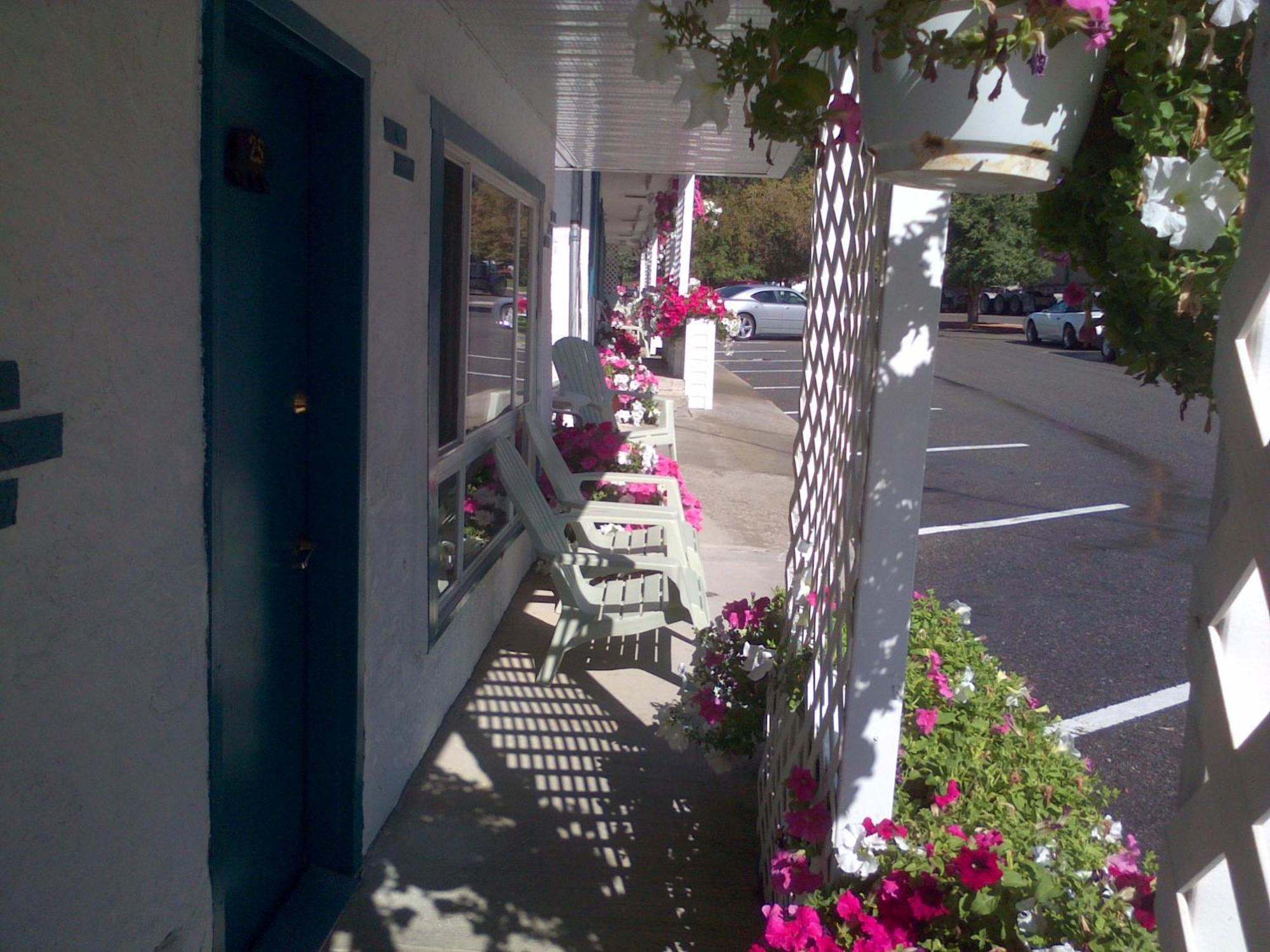Appletree Inn Radium Hot Springs Bagian luar foto