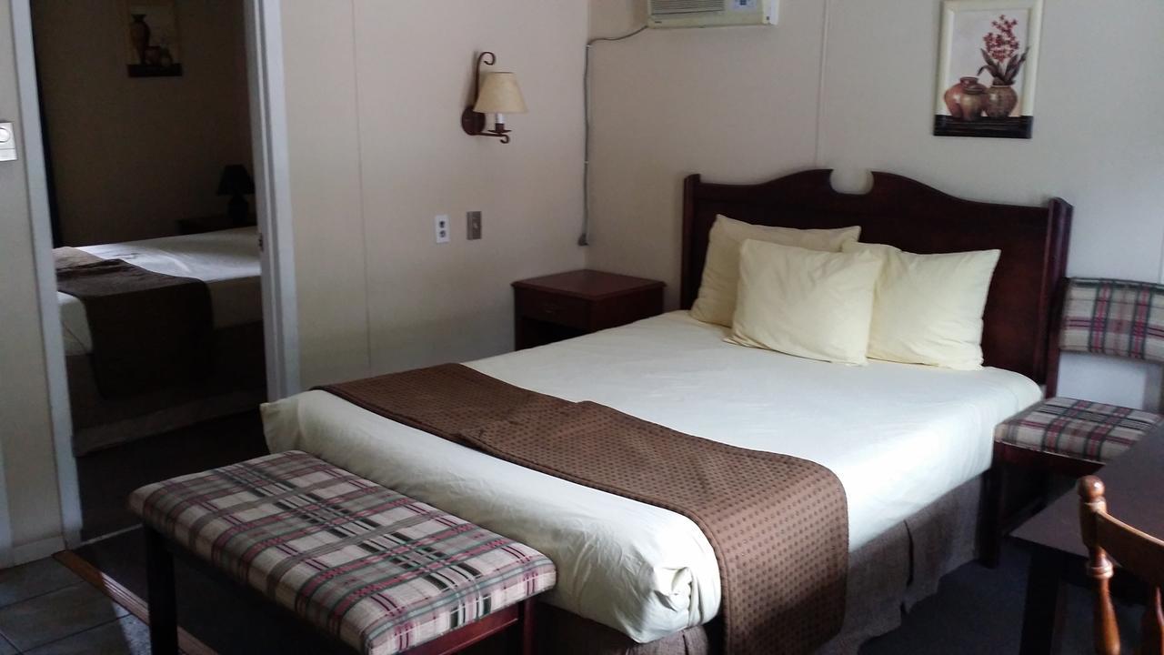 Appletree Inn Radium Hot Springs Bagian luar foto