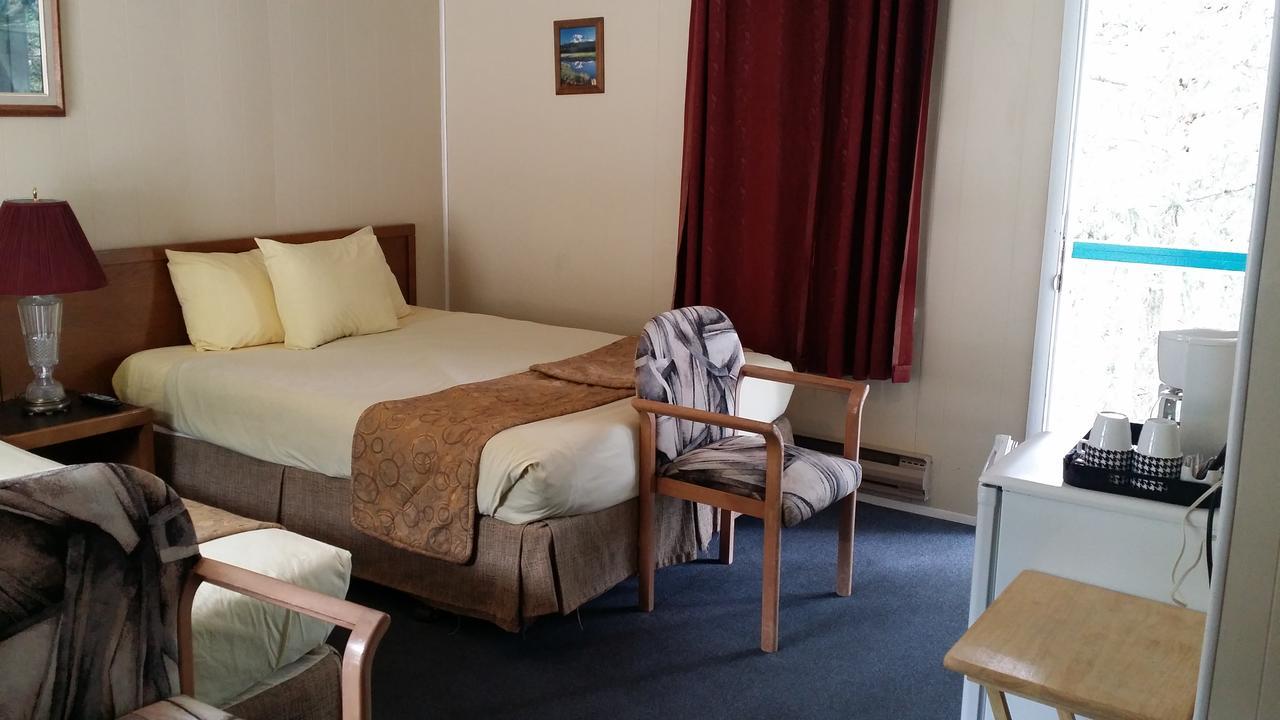 Appletree Inn Radium Hot Springs Bagian luar foto