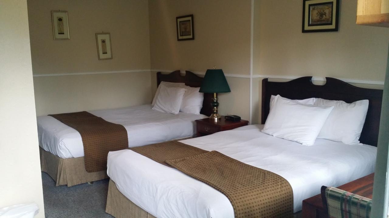 Appletree Inn Radium Hot Springs Bagian luar foto