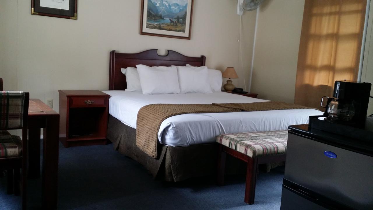 Appletree Inn Radium Hot Springs Bagian luar foto